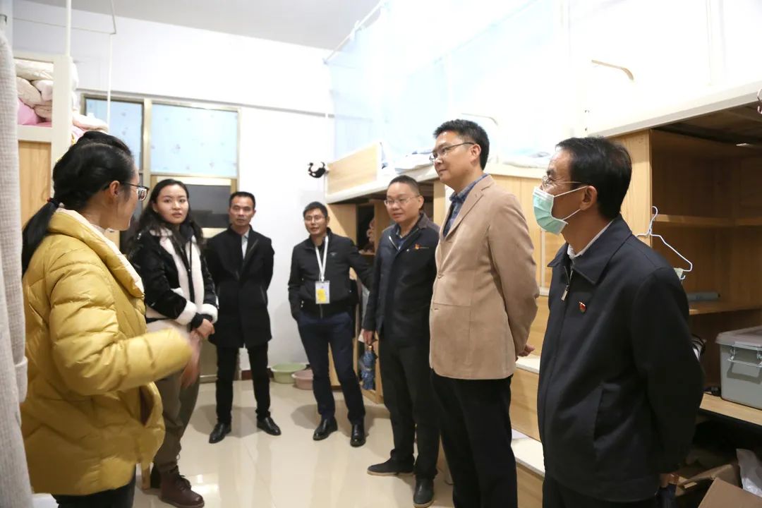 學(xué)院領(lǐng)導(dǎo)走進(jìn)宿舍、食堂慰問(wèn)2020級(jí)高職輔導(dǎo)員及新生