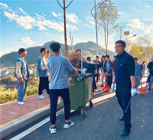 美麗校園，你我共建——電氣工程系師生參與新校區(qū)環(huán)保志愿活動