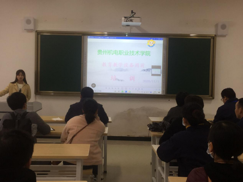 教務(wù)科組織開展教育教學設(shè)備 使用方法培訓會