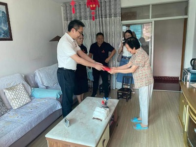 學(xué)院開展“七一”走訪慰問活動(dòng)向老黨員送去黨的溫暖和關(guān)懷
