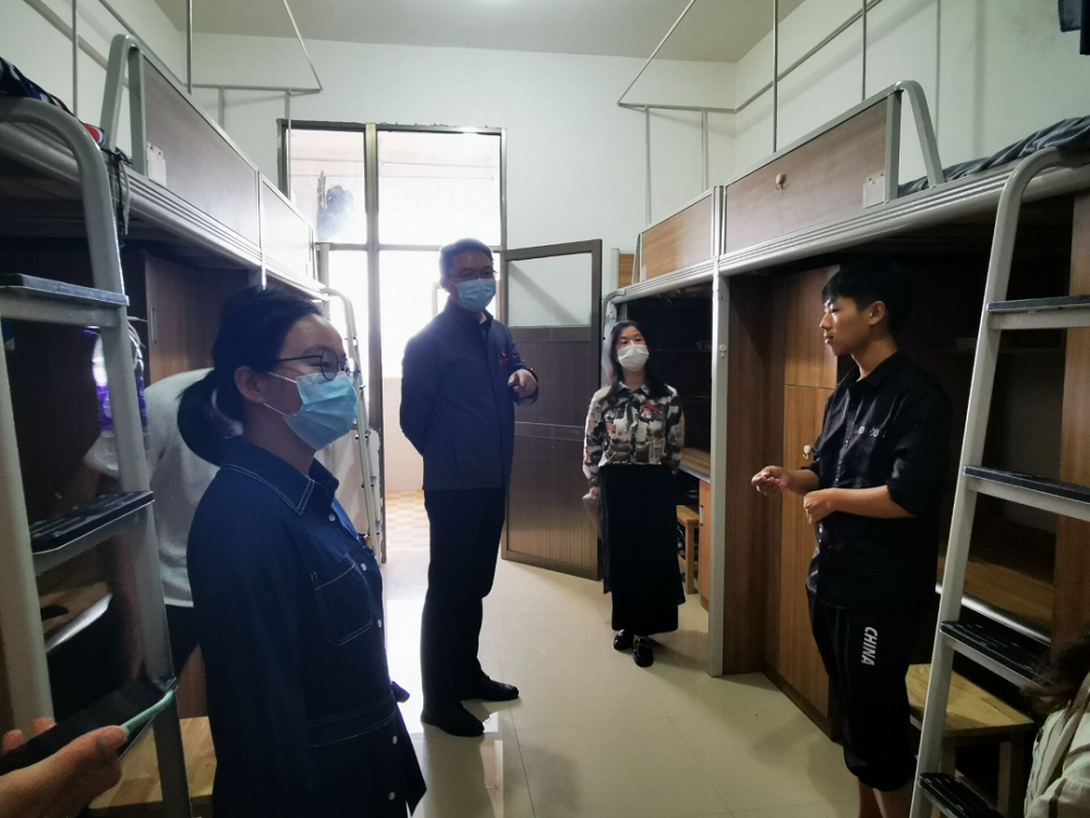 金秋迎國慶，宿舍送溫情 | 學(xué)院黨委書記何軍攜管理工程系黨總支國慶前夕走訪宿舍慰問學(xué)生