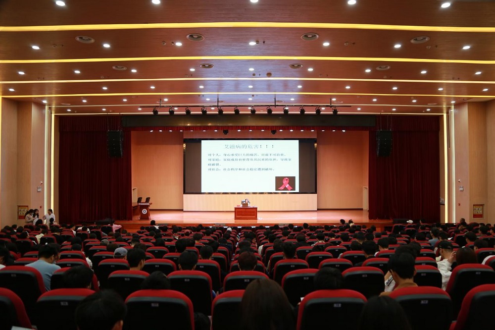 貴州機(jī)電職業(yè)技術(shù)學(xué)院“青春紅絲帶，用愛防艾”艾滋病防治知識(shí)校園宣講活動(dòng)
