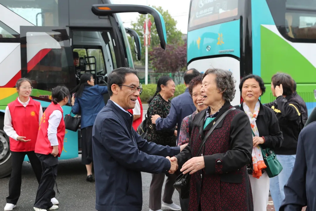 學(xué)院舉辦離退休教職工座談會(huì)